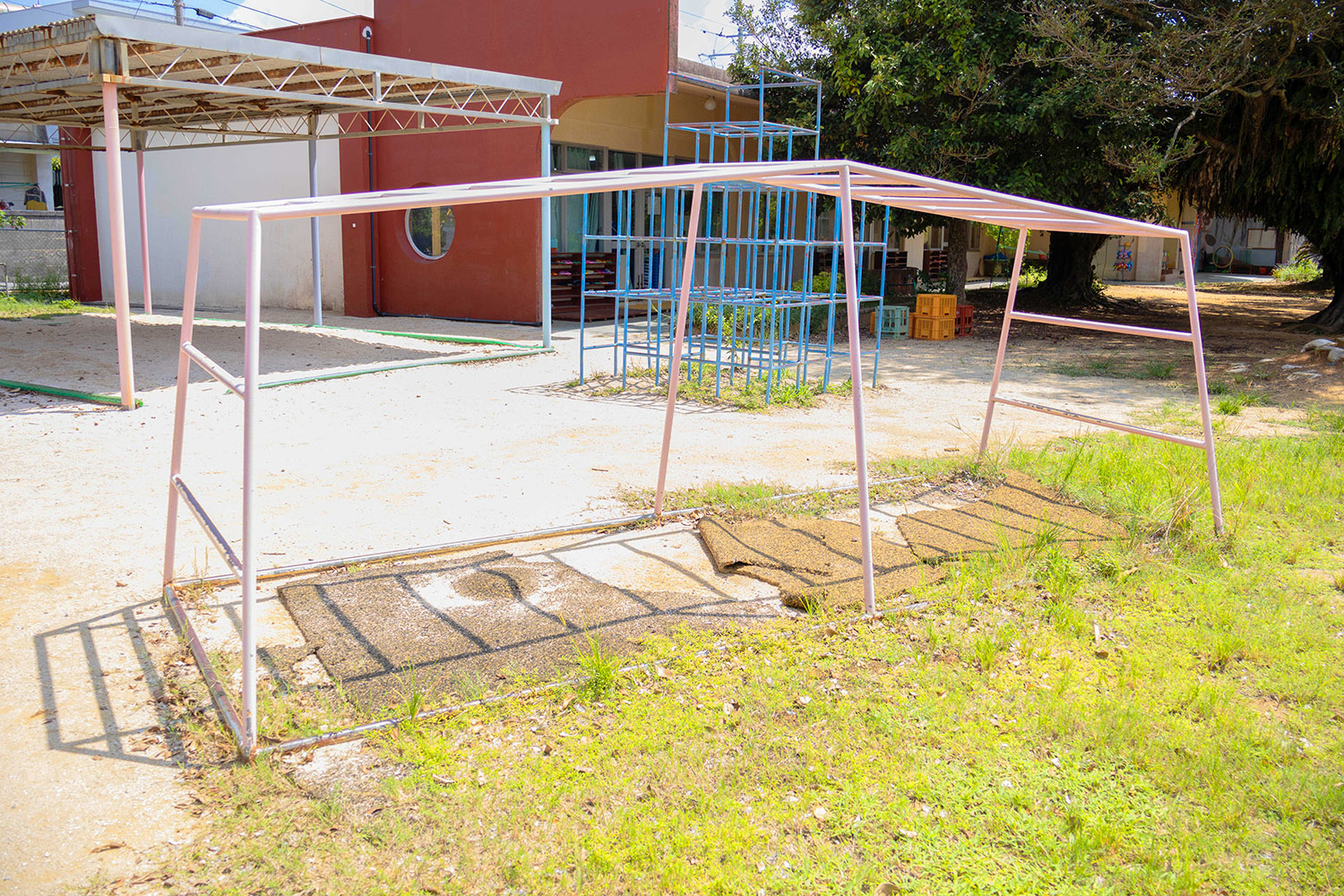園庭にあるピンクの雲梯の写真